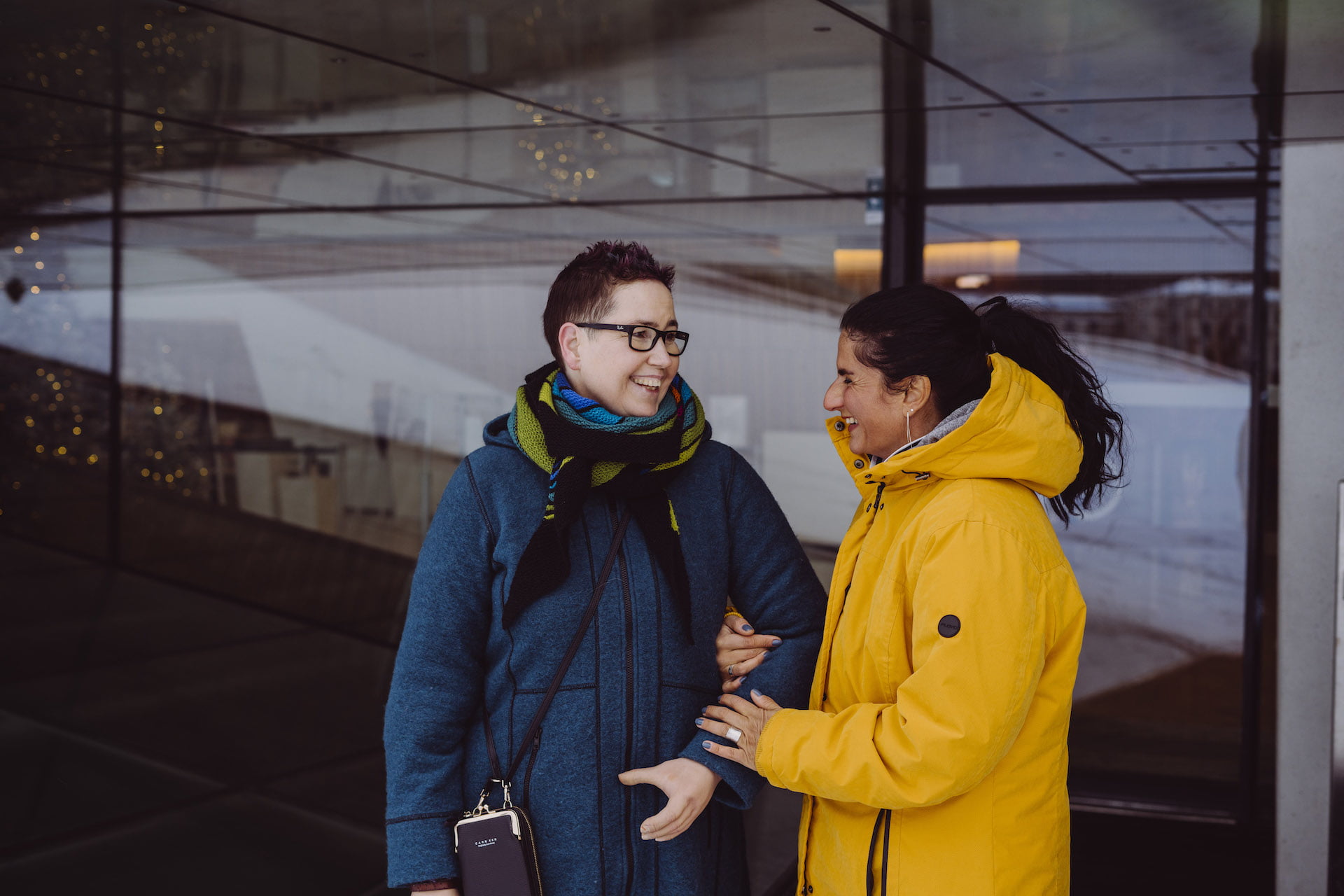 Kvinne i gul regnjakke med kvinnelig BPA-assistent