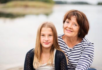 Illustrasjon fosterforelder - ung jente og kvinne