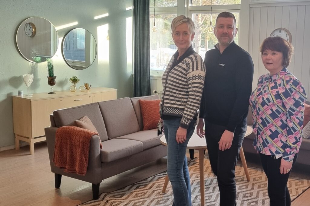 Karen med kolleger innendørs på Kvenvikmoen omsorgssenter