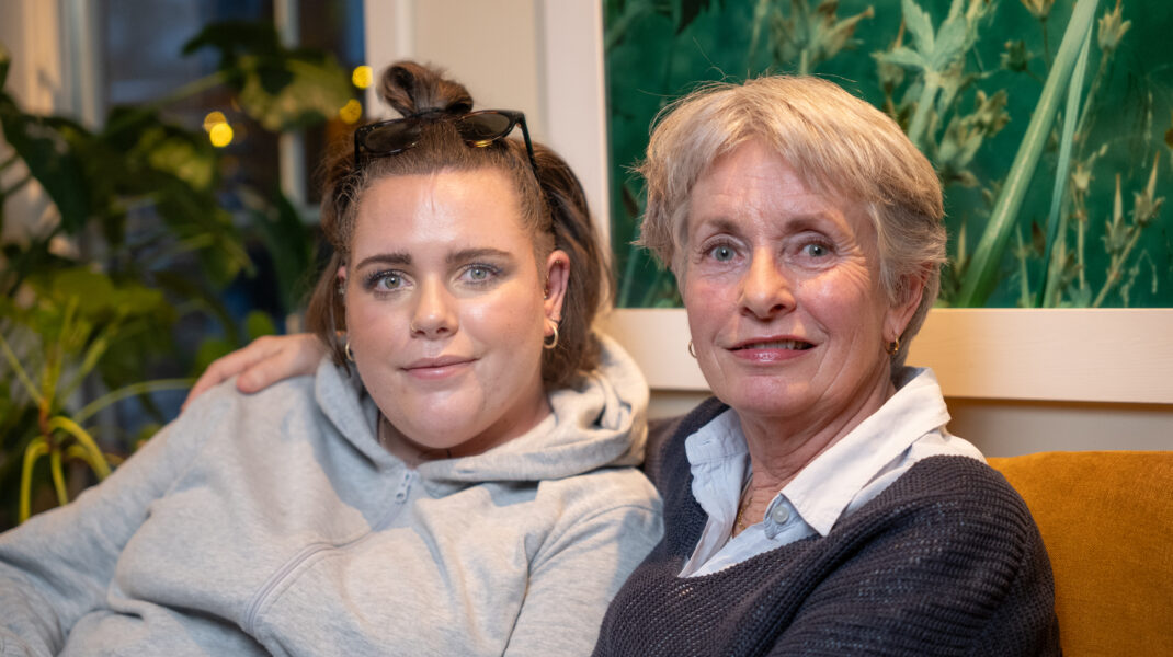 Marie Næss i armkroken til sin mor