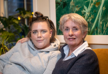 Marie Næss i armkroken til sin mor