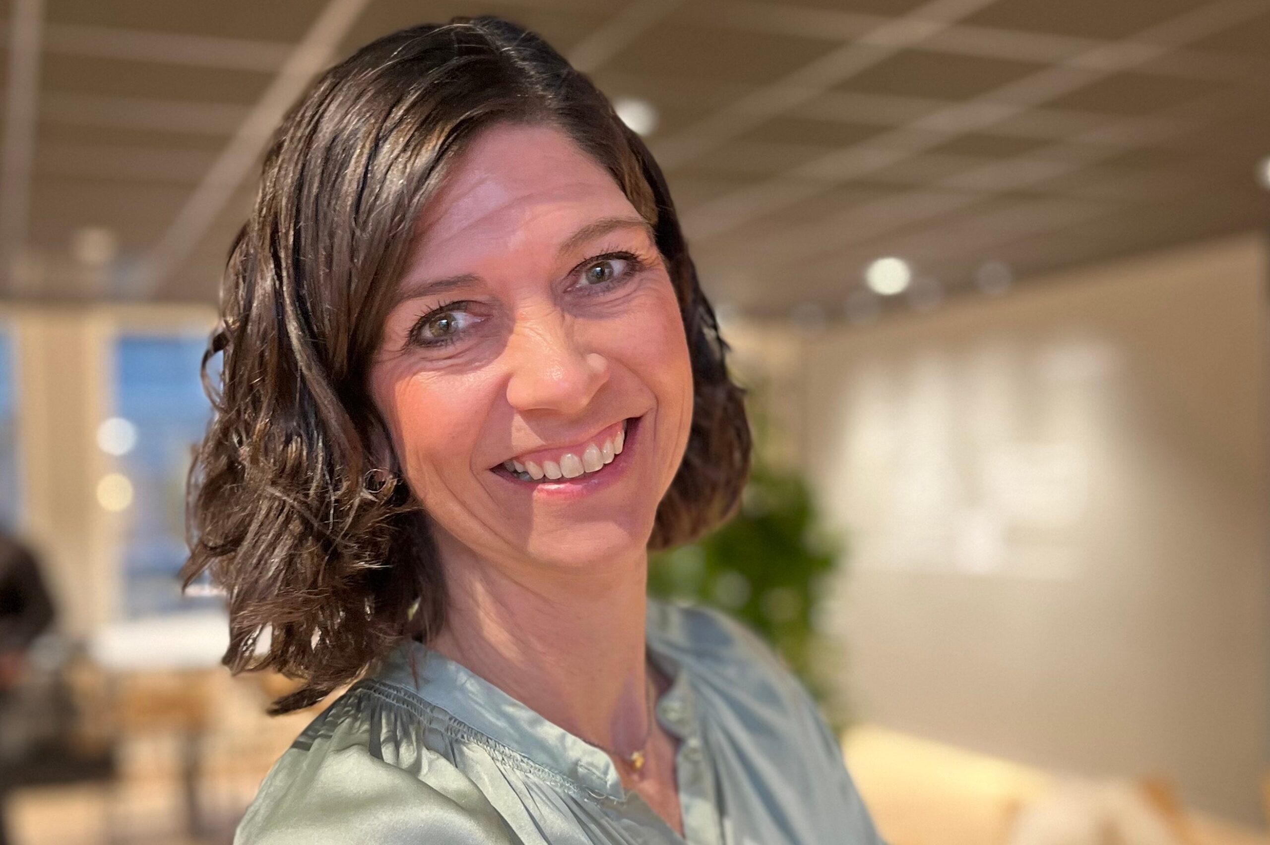 Administrerende direktør med lys grønn silkebluse
