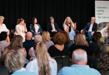 Fosterhjem-debattpanel med offentlige, private og ideelle aktører, som diskuterer fosterhjemskrisen.