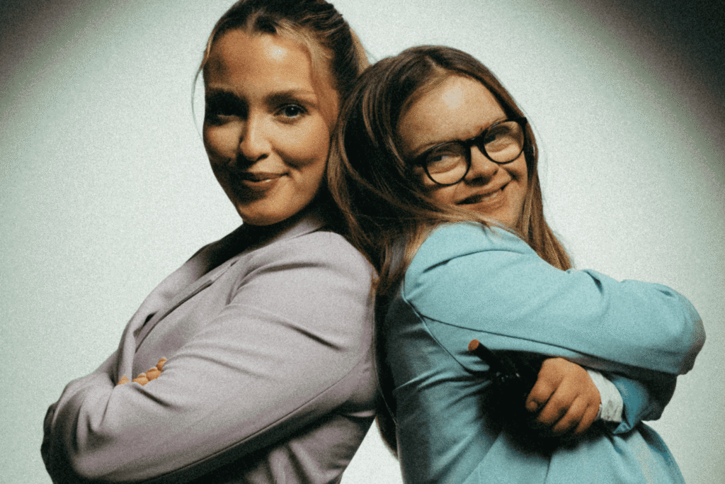 Influensersøstrene Selene og Angelika står rygg mot rygg med armene i kors