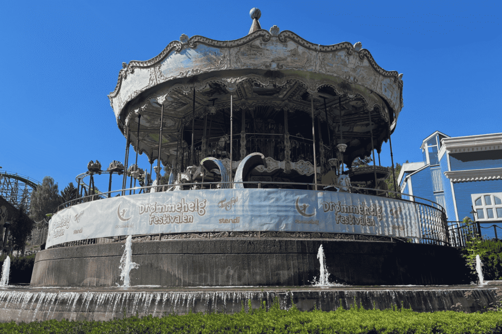 Karusell puntet med Drømmehelg-banner