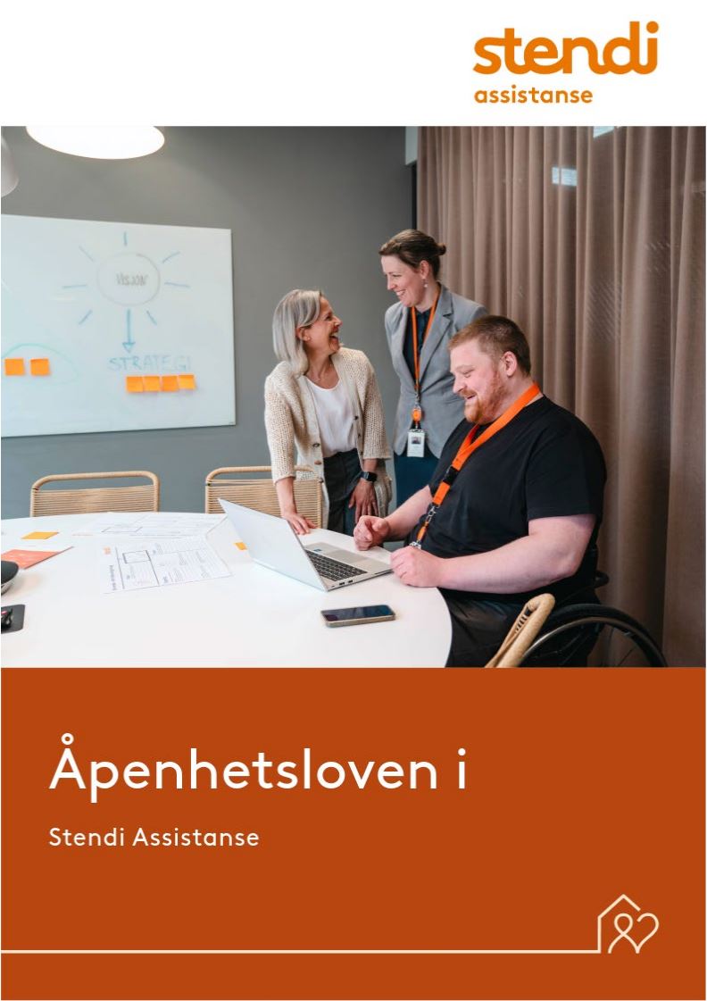 Tre kolleger er samlet rundt en pc. To står og en sitter i rullestol. Stemningen er god, med smil og latter.