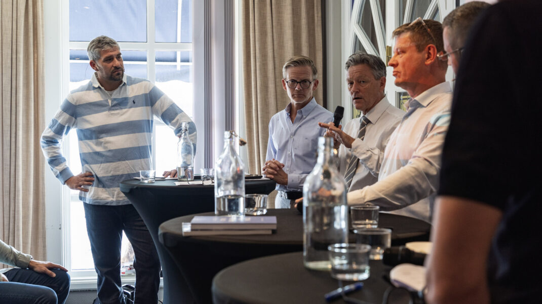 Debattpanel med 5-6 personer, ledet av Leo Ajkic