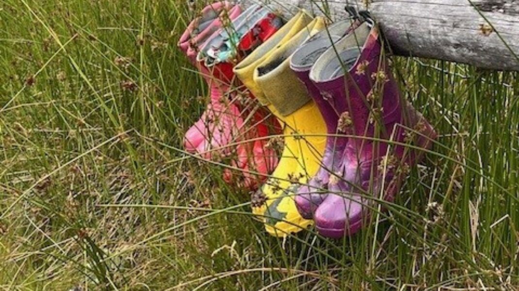 Fargeglade støvler i gresset fra barn i fosterhjem