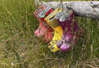 Fargeglade støvler i gresset fra barn i fosterhjem