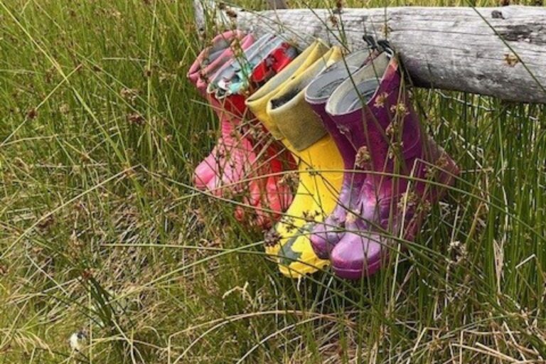 Fargeglade støvler i gresset fra barn i fosterhjem