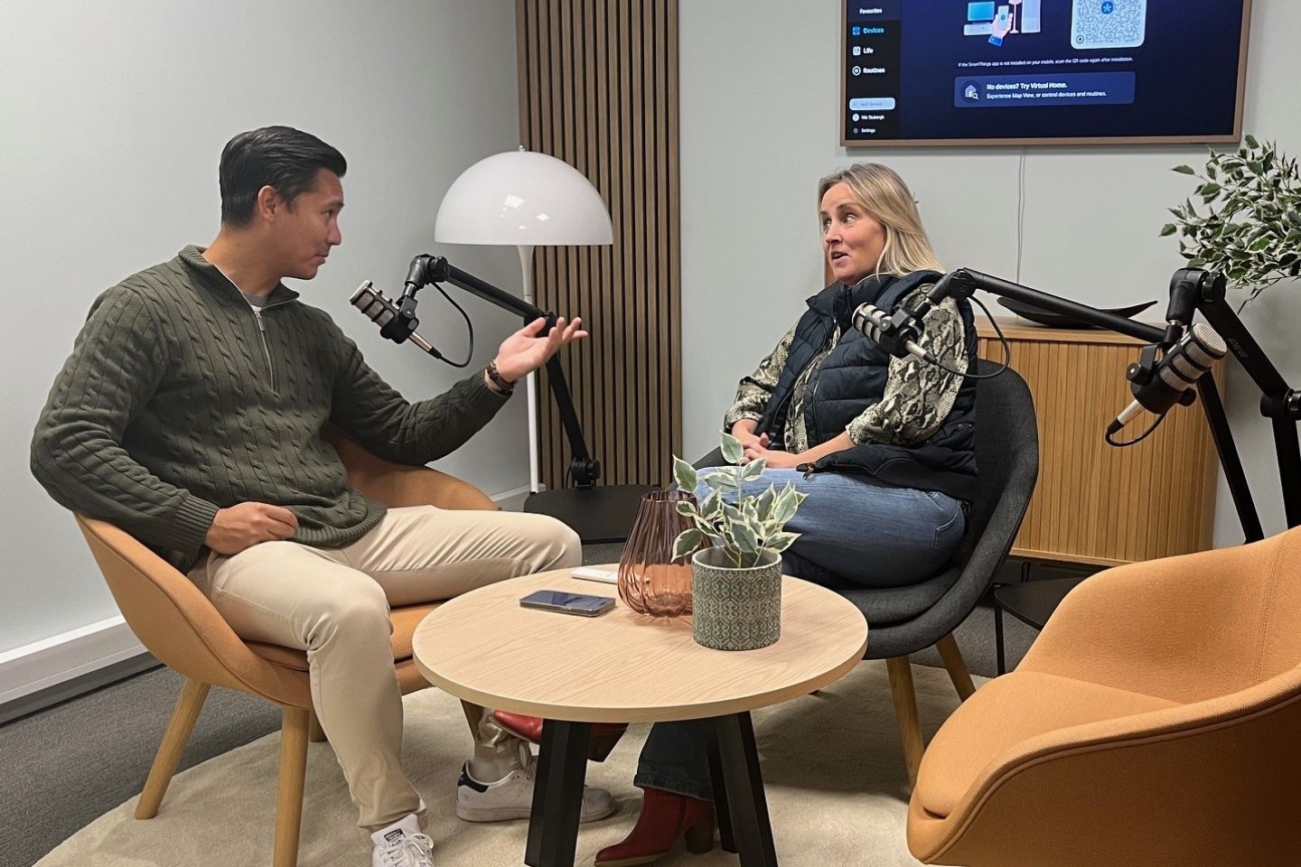 Webinarstudio med to personer som sitter og snakker sammen.