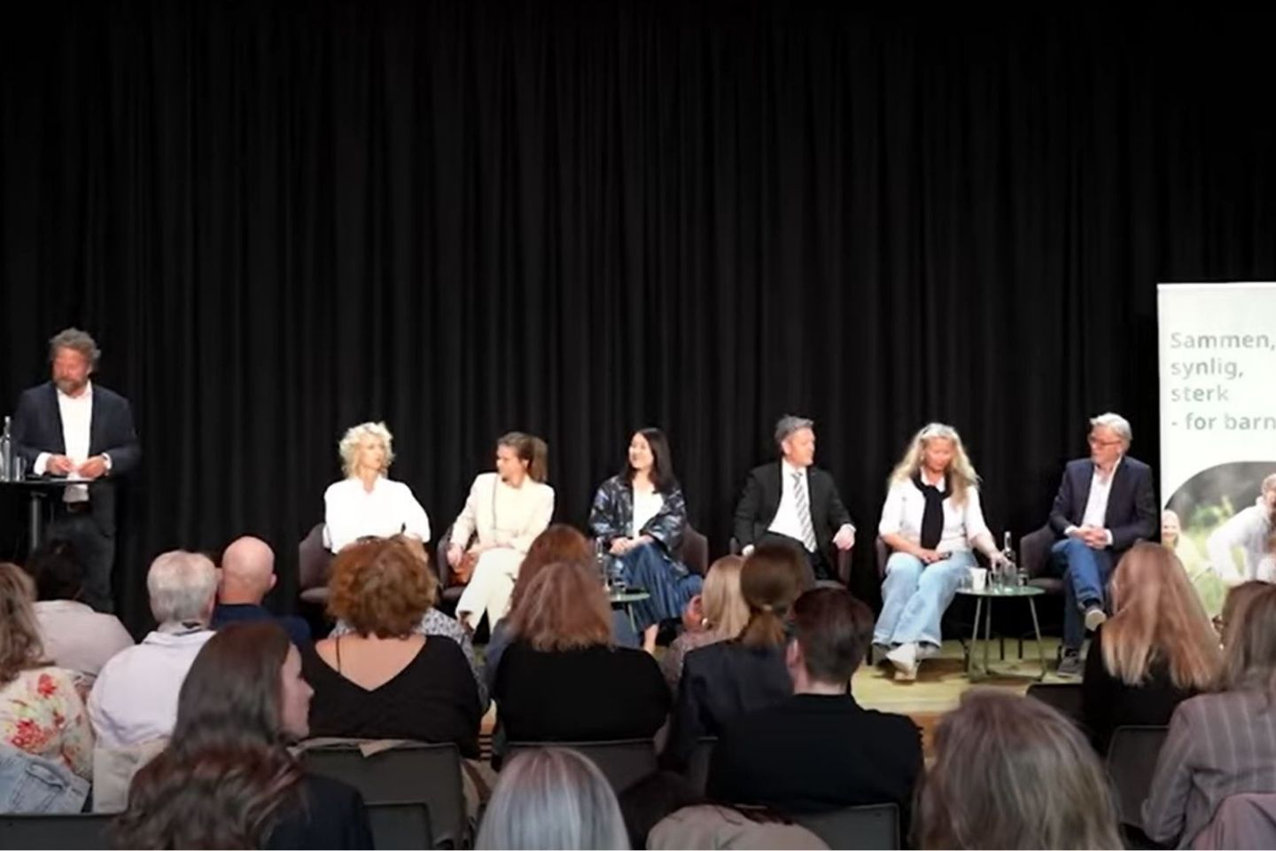 Dugnadsfrokost for fosterhjemskrisen med fem i panel på scenen