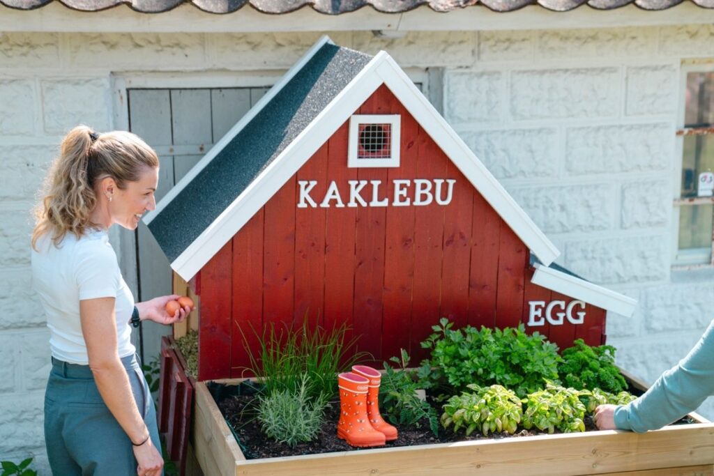 Kvinne utenfor hønsehus