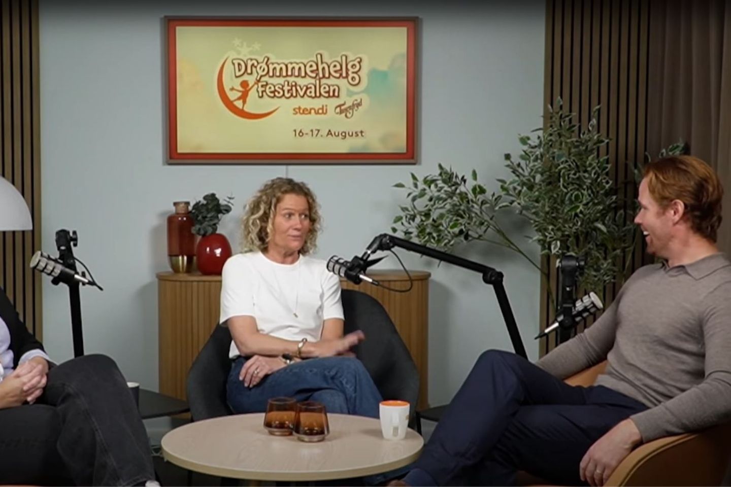 Line, Turid og Kristoffer sitter i studio og snakker om Drømmehelgfestivalen på Tusenfryd
