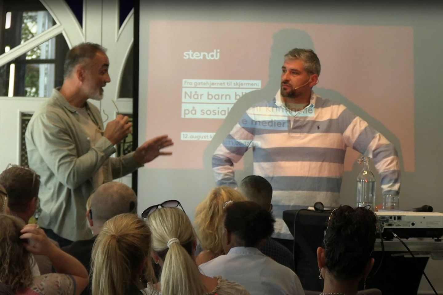Zemir Popovac og Leo Ajkic Arendalsuka prater sammen på podiet om ungdomskriminalitet