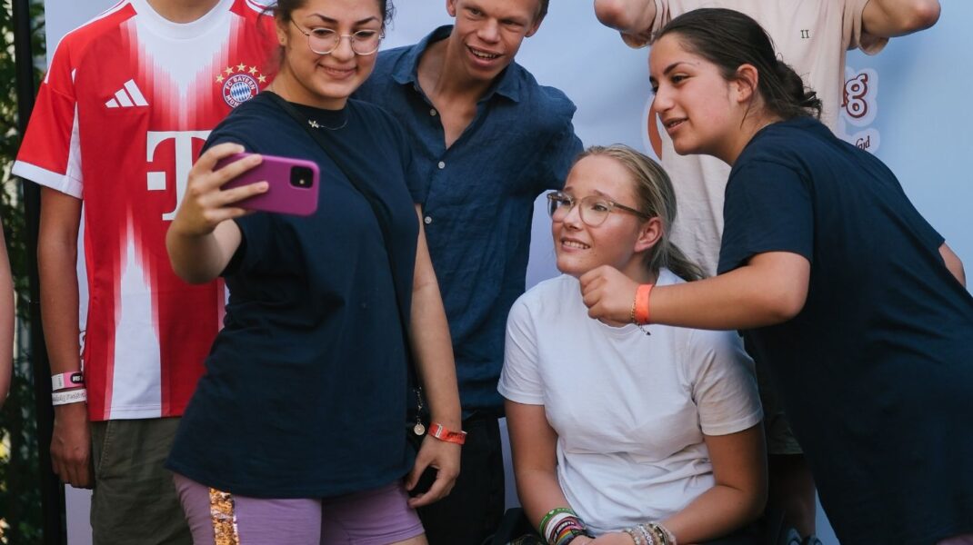 Person tar selfie med kjendiser fra Team Pølsa
