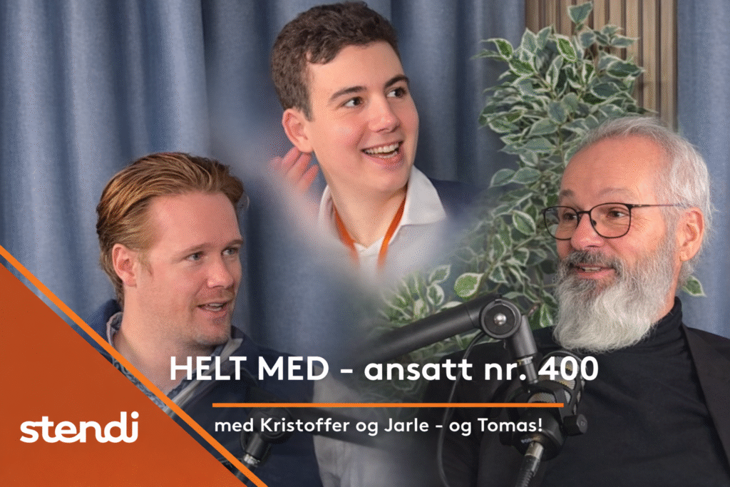 En mann blir intervjuet av to menn i studio