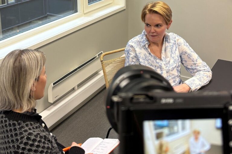 Kvinne blir intervjuet av en annen kvinne. Stort kamera i forgrunnen