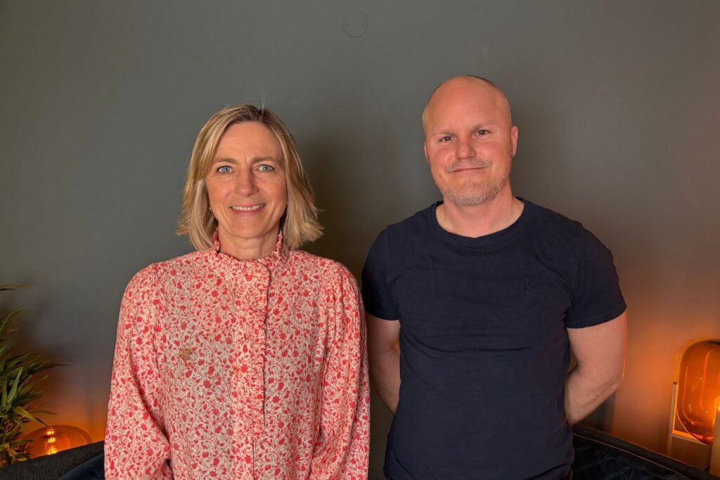 Portrett fra studio av Line og Vegard med lamper i bakgrunnen