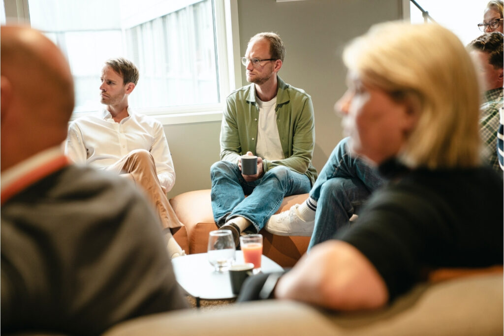 Kvinner og menn lytter til undervisning i gruppe