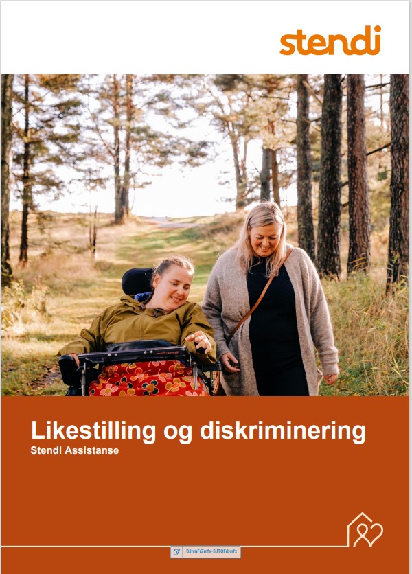 Forside med bilde av kvinne i rullestol på tur i skogen med en assistent